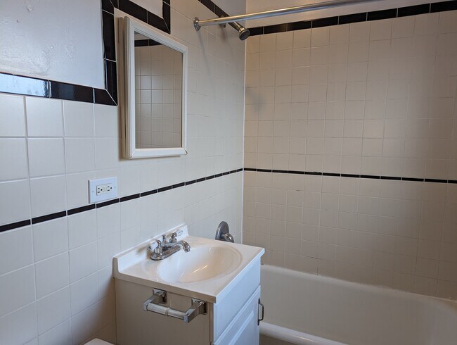 Building Photo - 1948 1/2 N Spaulding Ave