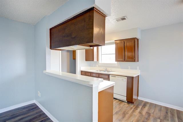Building Photo - 313 Queens Ct S