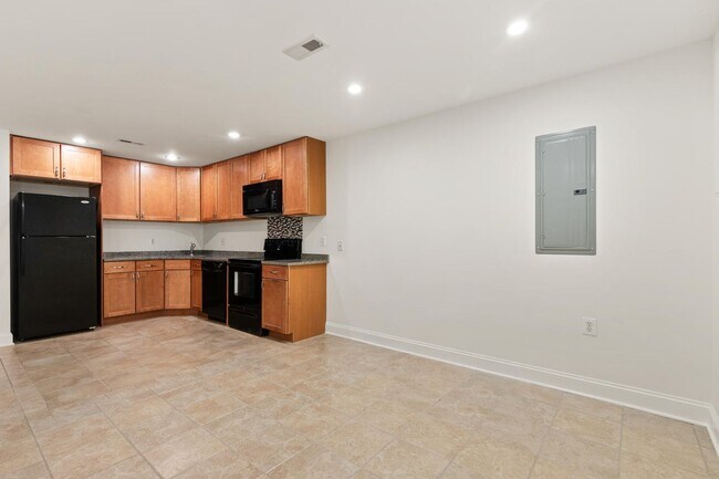 Building Photo - Charming One-Bedroom Basement Apartment