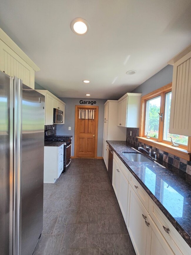 Building Photo - Amazing views overlooking the Raritan River! Commuter delight! Single family home with 2-bedroom,...