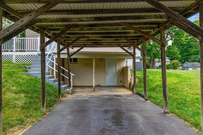 Building Photo - 3 Bed/2 Bath.  Pet Friendly. Large Yard. No Security Deposit