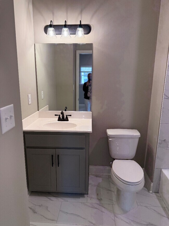 Building Photo - 4364 Ravenwood Park W