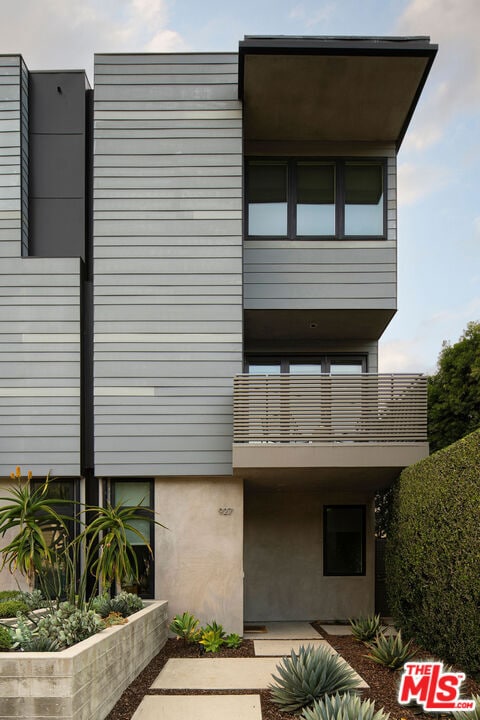 Building Photo - 927 Hyperion Ave