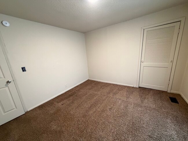 Building Photo - 601 W Woodbury St