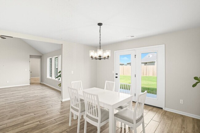 Building Photo - Like new, Move in Ready.