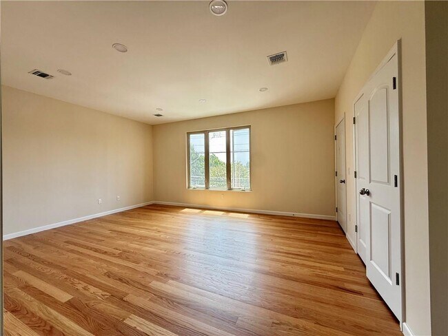 Building Photo - 379 McClean Ave