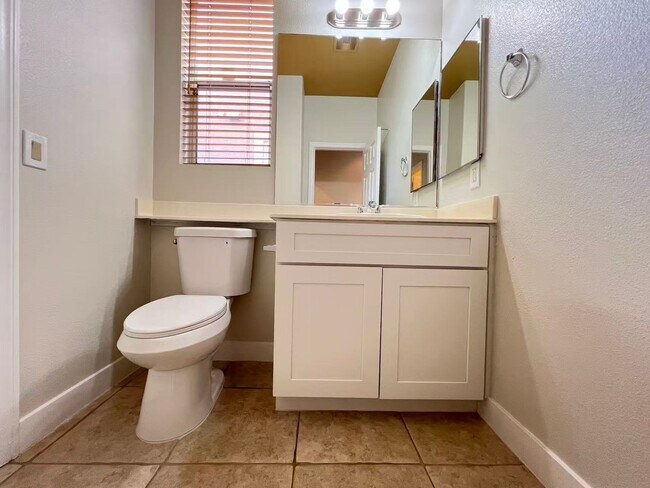 Building Photo - Beautiful and well-maintained two-story home in summerlin