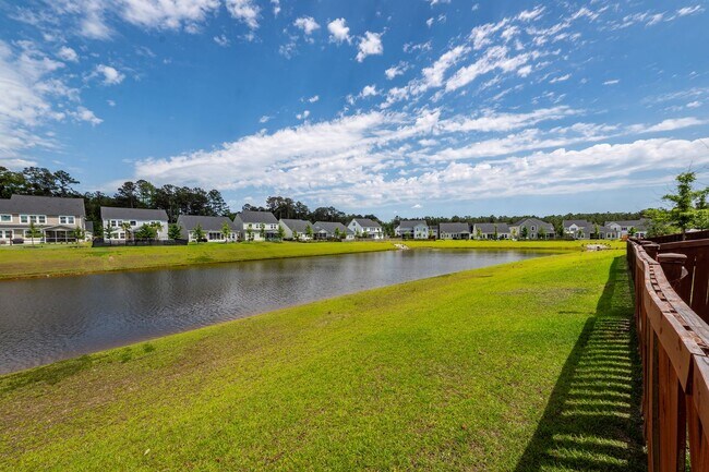 Building Photo - 6 Bedroom 4.5 Bath in Limehouse Village - Summerville