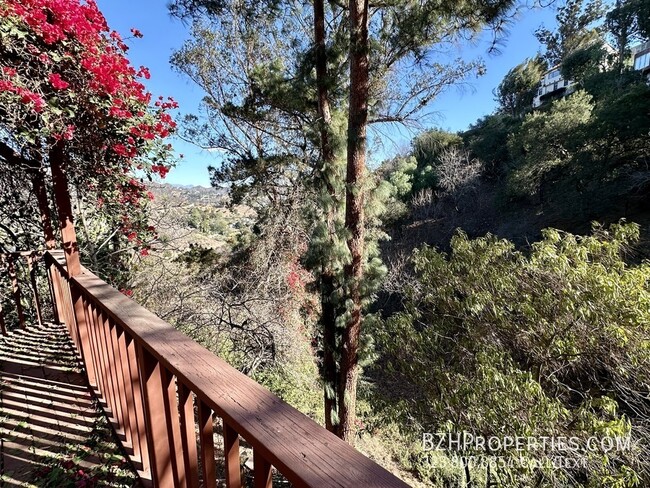 Building Photo - Charming 2Bed 2bath In Hollywood Hills