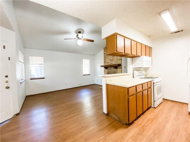 Building Photo - "Charming 3-Bed Retreat with Cozy Fireplac...