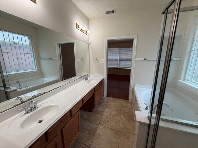 Building Photo - 6826 Pheasant Oak Dr