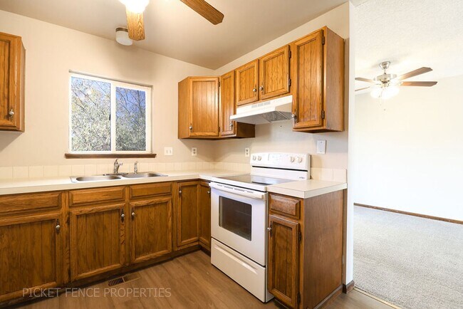Building Photo - Beautiful 2 Story Home in Loveland