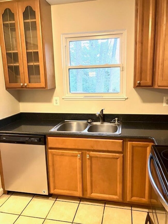 Building Photo - SPACIOUS HOME ON LARGE LOT - 4 BEDS 2.5 BATHS