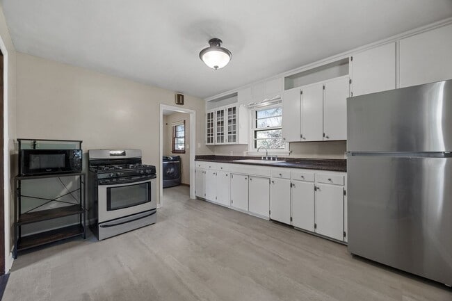 Building Photo - Single Family Home On Convenient, Quiet St...