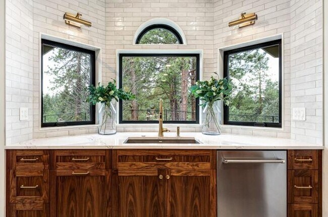Building Photo - Beautiful Remodeled Home on Acreage!