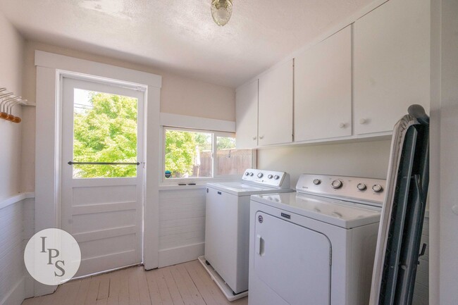 Building Photo - Beautifully Updated Fresno Tower Home, 3BR...