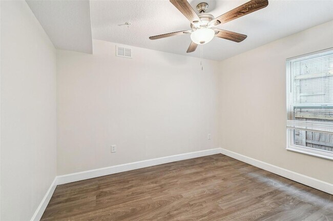 Building Photo - 650 E Tarpon Ave
