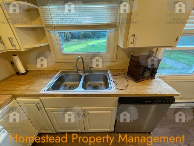 Building Photo - CHECK OUT THIS HUGE YARD!