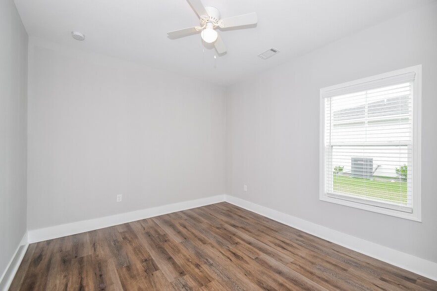 Building Photo - 1047 Autumns Wood Cir E