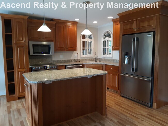 Building Photo - Unique Opportunity to Lease 2 Bed Lower Unit in Executive Home Utilities Included Quick Access to...