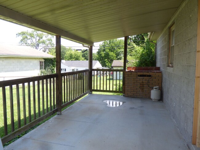 Building Photo - Beautiful, Renovated House! HW & LVT Floor...