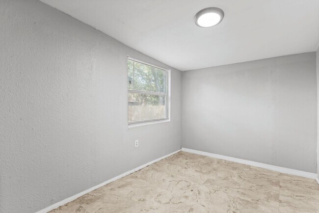 Building Photo - Spacious 3bdrm/1bath House $2295.00 ** Fen...