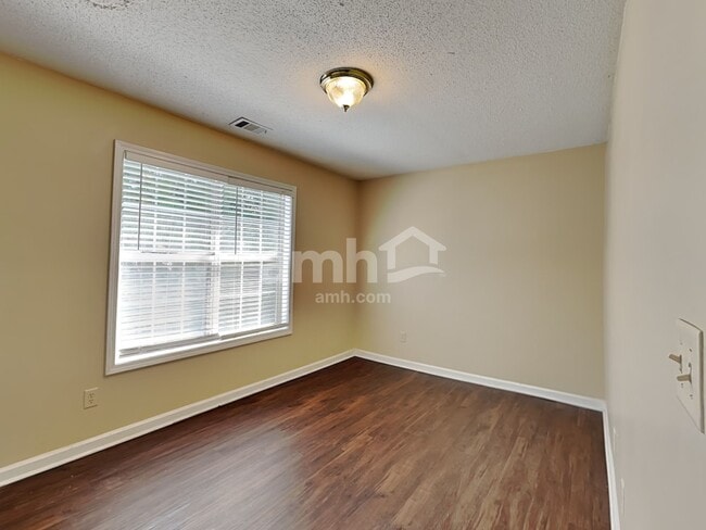 Building Photo - 1319 Vine Cir