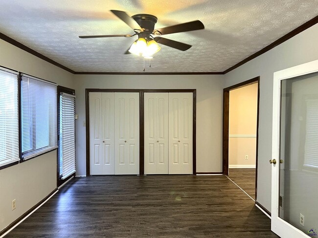 Building Photo - 122 N Springs Ct