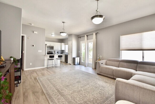 Building Photo - Great 4 Bedroom 3 Bath Home in South Jordan in Amazing HOA Community!