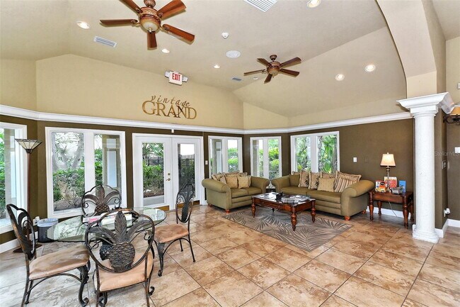 Building Photo - Furnished Condo! Gorgeous! Near beaches and shopping!
