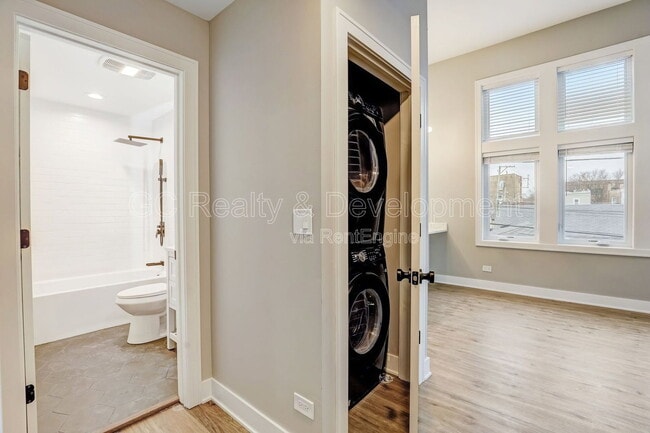 Building Photo - 4329 N Ashland Ave