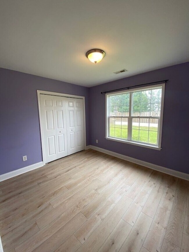 Building Photo - Welcome to this stunning 3-bedroom, 2-bathroom home located in Courntey Pines