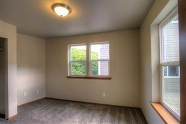 Building Photo - Lease Take Over - 1 bd in a 4 bd house