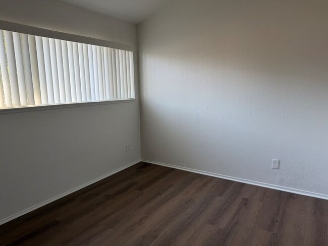 Building Photo - Updated Knollwood Condo with Community Pool