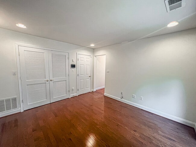 Building Photo - Huge 3 Bedroom 2.5 Bathroom Brick Townhome...