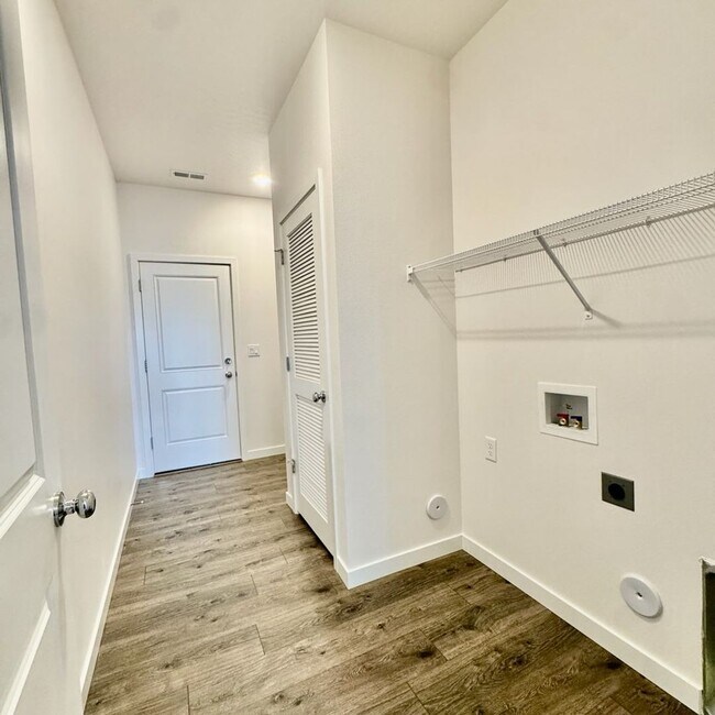 Building Photo - Brand New Built Home move in ready!