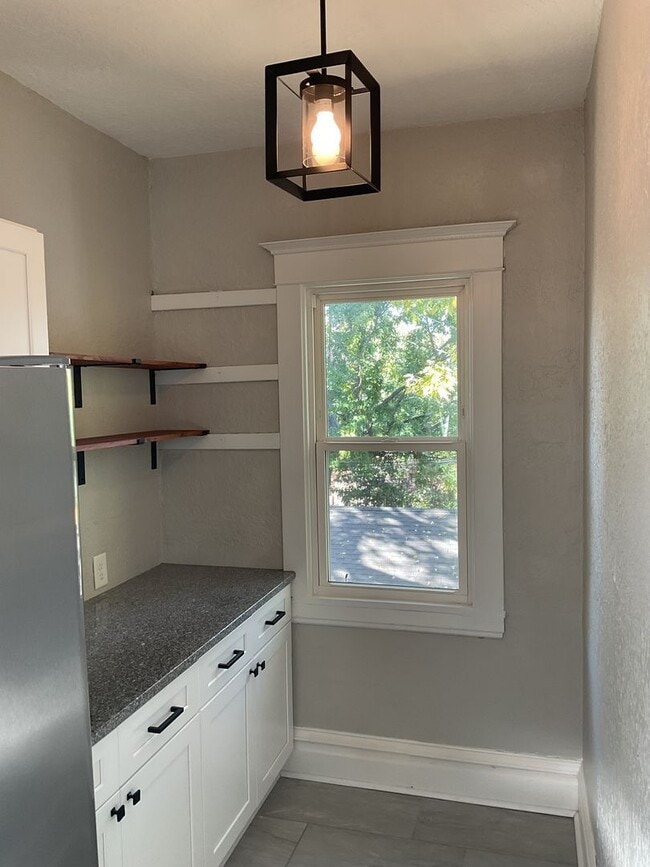 Building Photo - Beautifully Updated 4 BR/2 BA Upper-Level Duplex in Minneapolis with 2-Car Garage!