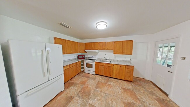 Building Photo - 3/2 in Casselberry with Awesome Lot and La...