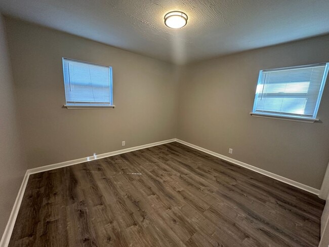 Building Photo - 811 Allen St