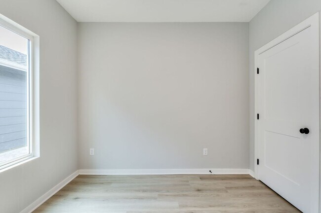 Building Photo - Long Beach-Oliver Plan