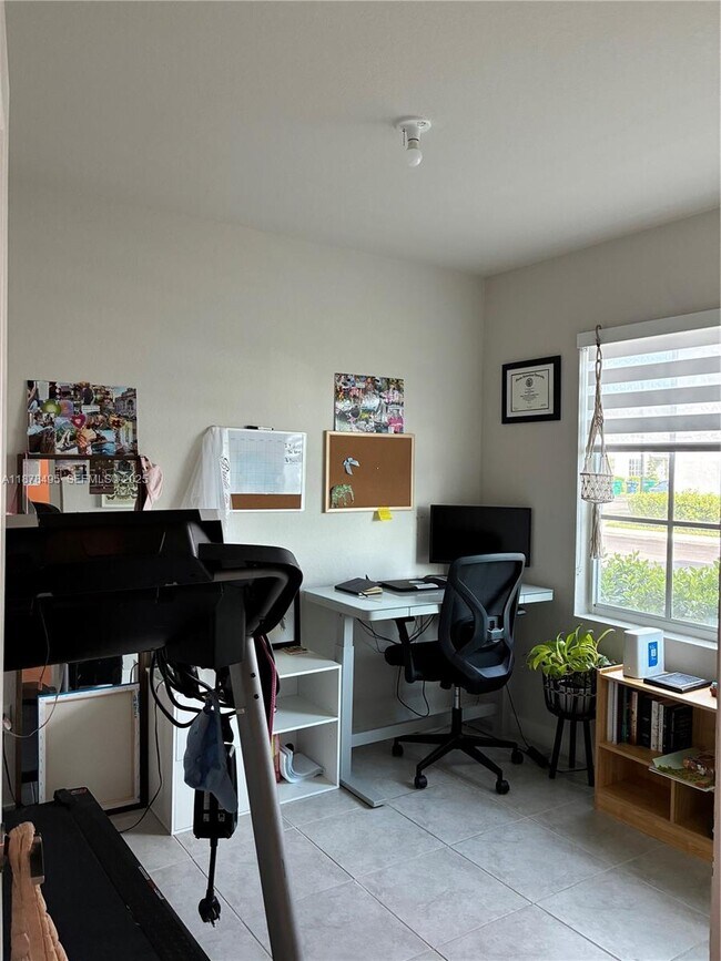 Building Photo - 1069 NW 4th Ter