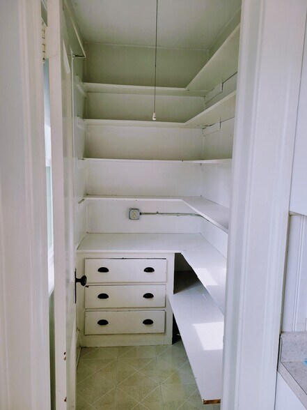 Walk in Pantry - 63 Durkin St