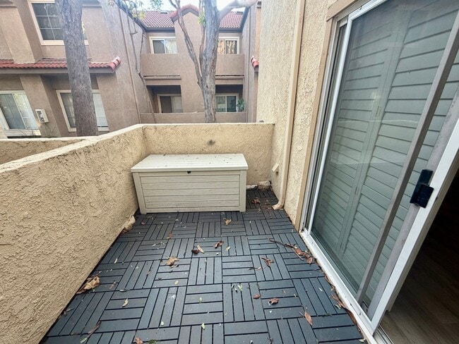 Building Photo - 1 bed, 1 bath Charming Unit in Lake Forest