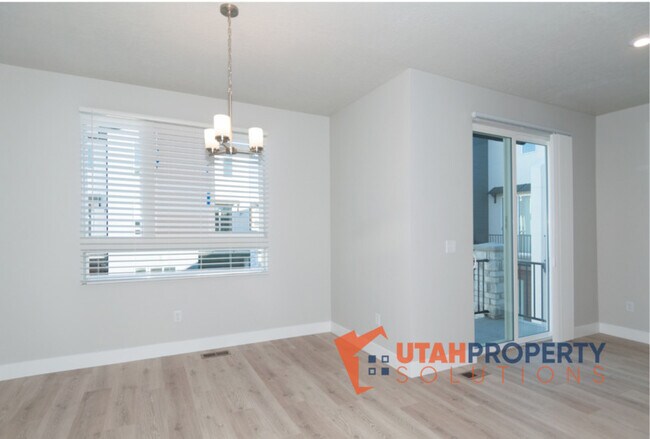 Building Photo - 982 W 380 S