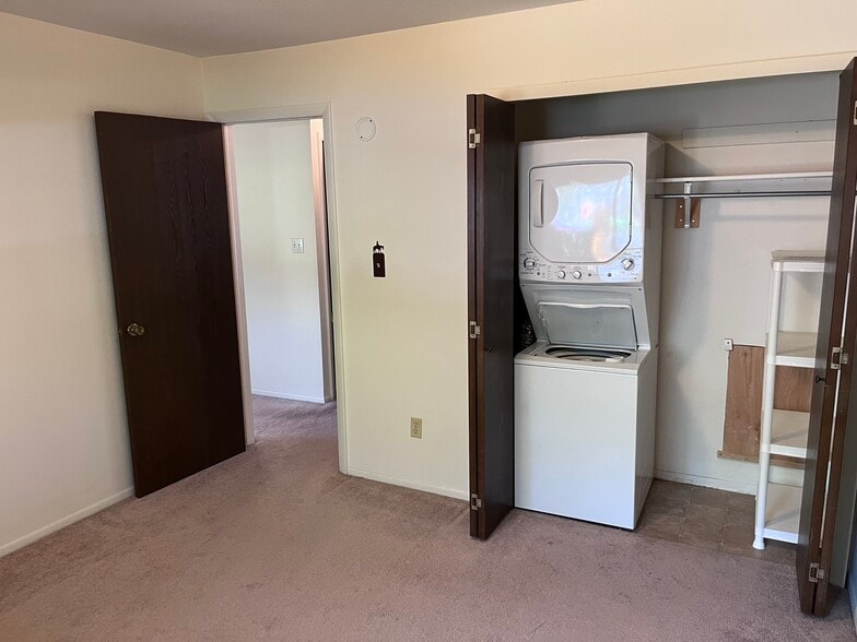 Building Photo - 2600 Parklake Ct