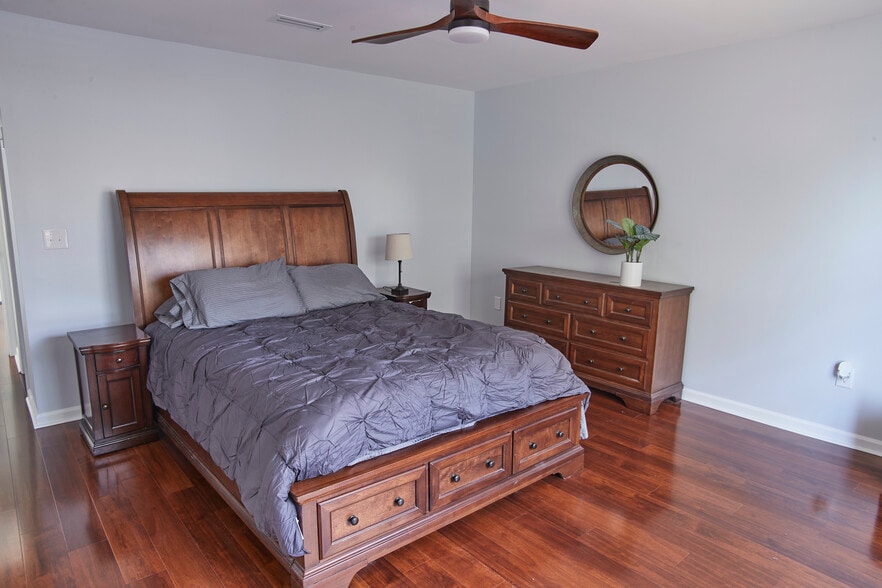 Building Photo - 810 Williamsburg Ln