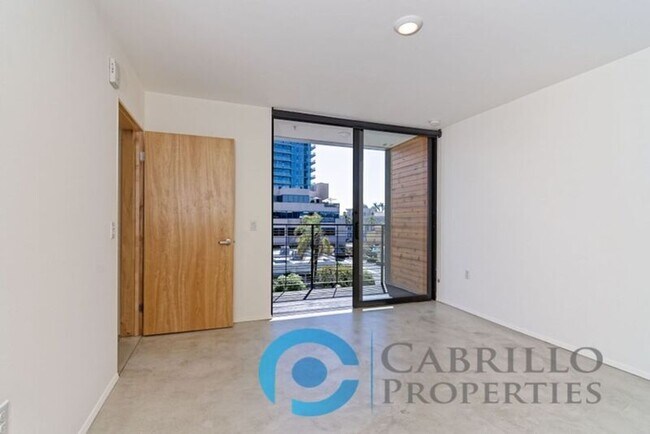 Building Photo - 2870 Fourth Ave