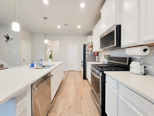 Building Photo - 1510 Lakeline Oak Dr