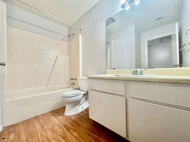 Building Photo - Spacious 2 Bedroom Apartment - Parking - N...