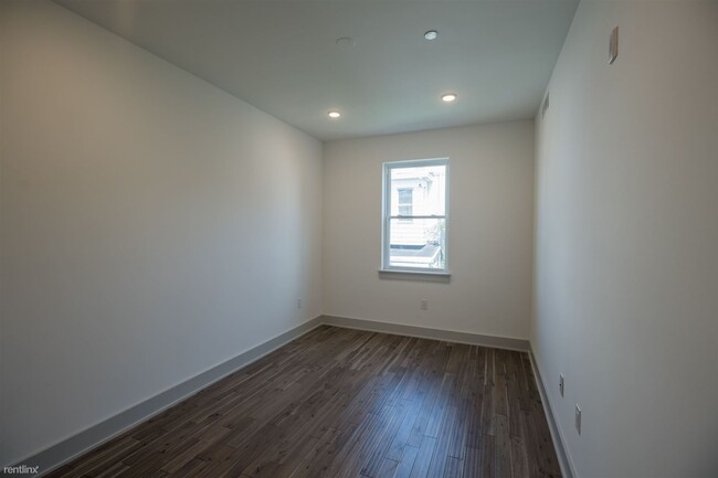 Building Photo - 3 br, 2 bath 4plex - 3213 HAVERFORD AVE Un...